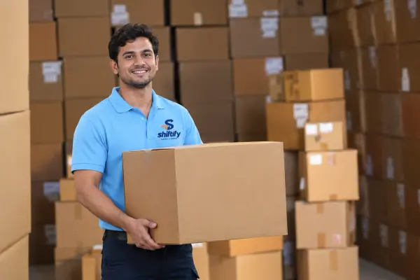 Shiftify employee holding a carton in a storage warehouse